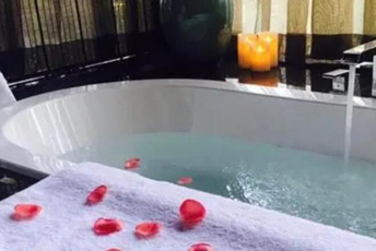 广州番禺区水疗池中的失重冥想：当身体学会漂浮